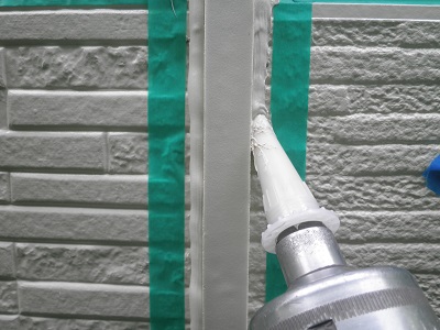 バック材を剥がしてからシーリング材の接着と外壁の間にシーリング処理を施しています。