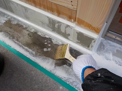 玄関のFRP防水用プライマー材を塗布しています。