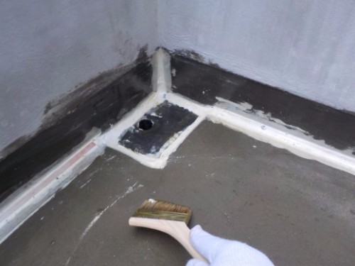 水はけが悪いベランダ床に勾配をつけて防水工事 大阪市港区 木造住宅 大阪の防水工事 外壁補修 塗装 シーリング工事なら防水市場