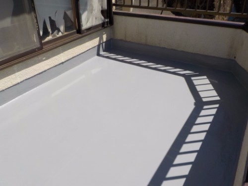 ベランダ床の黒ずみの原因は防水の劣化だった やり替え工事で解消 大阪府八尾市 大阪の防水工事 外壁補修 塗装 シーリング工事なら防水市場
