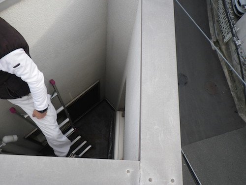 サービスバルコニーからの雨漏り調査と防水工事 大阪市東住吉区 大阪の防水工事 外壁補修 塗装 シーリング工事なら防水市場